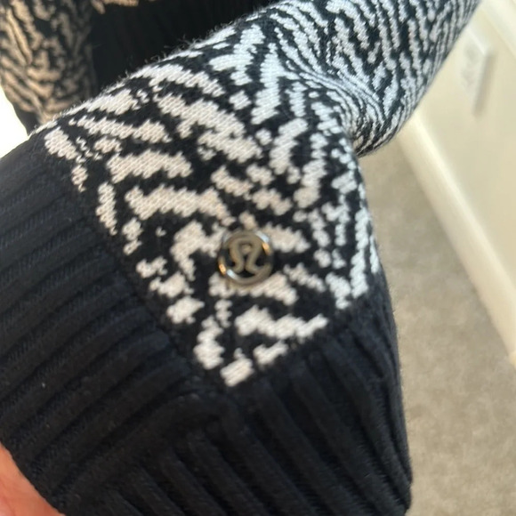 Lululemon Retired Poncho, O/S, Like New - Picture 9 of 9